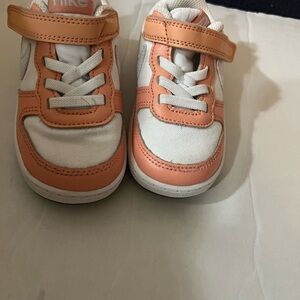 Nike Kids White and Peach Hook-and-Loop Sneakers